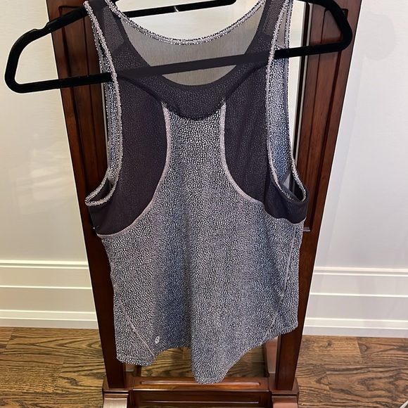 Lululemon Women’s Light Weight Runner Tank top Size 6 black and white print - Picture 2 of 3